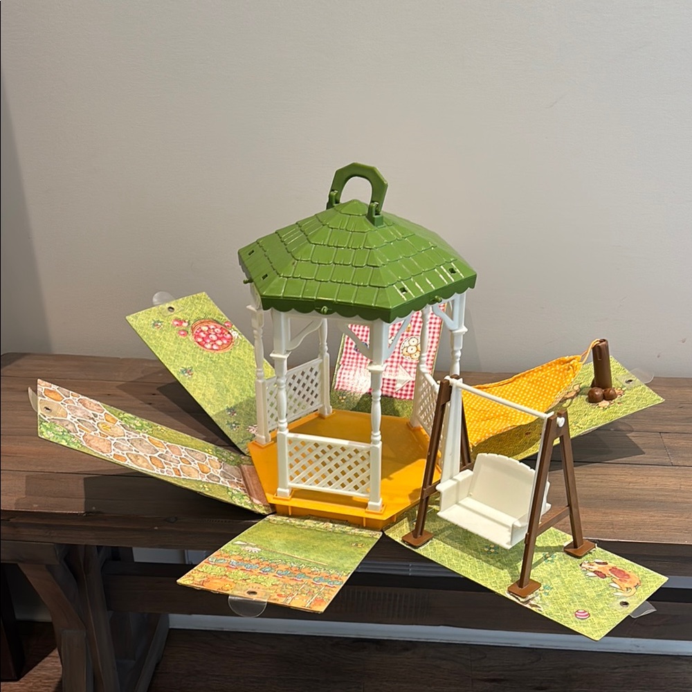 Holly Hobbie Gazebo Playset with Doll - Picture 2 of 9